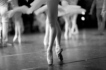 image of a ballerina's en pointe to symbolize perfectionism in changing addictive behavior