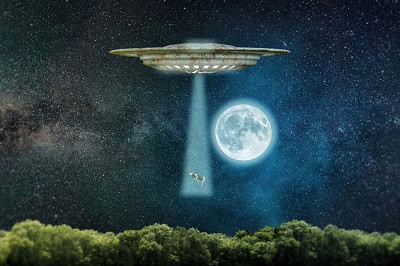 image of a ufo abduction to illustrate the absurd notion that drugs hijack the brain