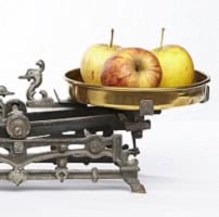 image of apples on a scale to symbolize comparison of approaches to recovery