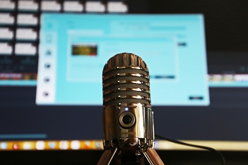 image of a podcast mic for the interview with dr. tom horvath on poadcast on recovery