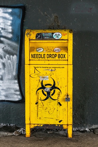 image of needle exchange bin to conceptualize drug overdose deaths in the US